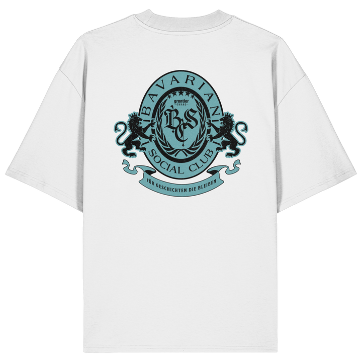 Weißes Oversize T-Shirt mit großem mintfarben-schwarzem Bavarian Social Club Wappen auf dem Rücken, verziert mit zwei Löwen, Lorbeerkranz und dem Schriftzug „Für Geschichten die bleiben“.