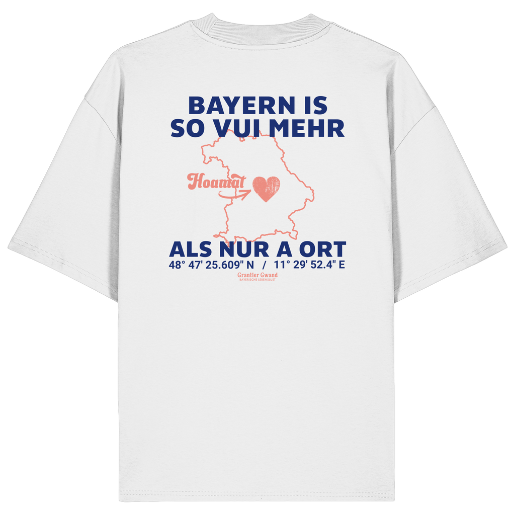 Weißes Oversize T-Shirt von Grantler Gwand mit blauem Backprint „Bayern is so vui mehr als nur a Ort“, Herzsymbol und Bayern-Silhouette – bayerisches Streetwear Shirt aus Bio-Baumwolle.