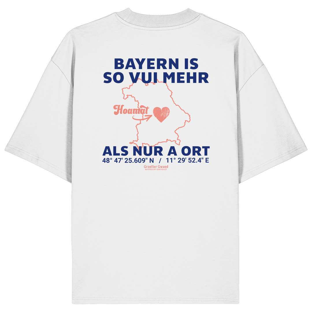 Weißes Oversize T-Shirt von Grantler Gwand mit blauem Backprint „Bayern is so vui mehr als nur a Ort“, Herzsymbol und Bayern-Silhouette – bayerisches Streetwear Shirt aus Bio-Baumwolle.