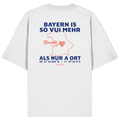 Weißes Oversize T-Shirt von Grantler Gwand mit blauem Backprint „Bayern is so vui mehr als nur a Ort“, Herzsymbol und Bayern-Silhouette – bayerisches Streetwear Shirt aus Bio-Baumwolle.