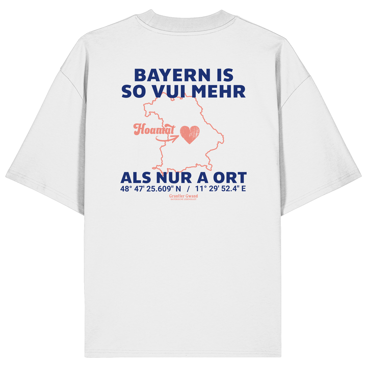 Weißes Oversize T-Shirt von Grantler Gwand mit blauem Backprint „Bayern is so vui mehr als nur a Ort“, Herzsymbol und Bayern-Silhouette – bayerisches Streetwear Shirt aus Bio-Baumwolle.