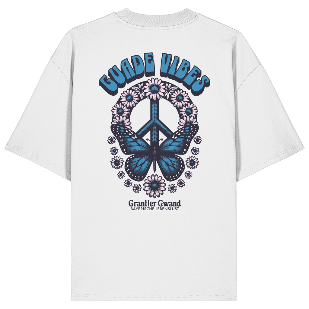Weißes Oversize Shirt mit großem Backprint aus Peace-Zeichen, Schmetterling und Blumen sowie „Guade Vibes“ Schriftzug – hochwertiges Bio-Baumwoll Streetwear T-Shirt im bayerischen Style von Grantler Gwand.