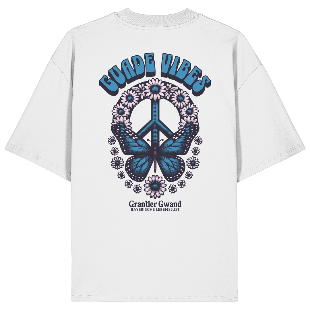 Weißes Oversize Shirt mit großem Backprint aus Peace-Zeichen, Schmetterling und Blumen sowie „Guade Vibes“ Schriftzug – hochwertiges Bio-Baumwoll Streetwear T-Shirt im bayerischen Style von Grantler Gwand.