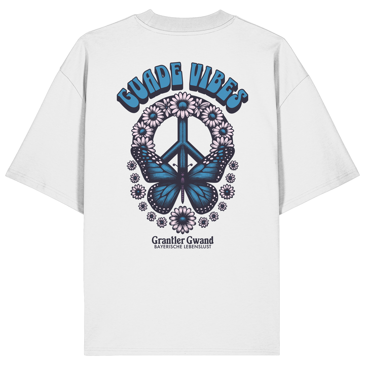 Weißes Oversize Shirt mit großem Backprint aus Peace-Zeichen, Schmetterling und Blumen sowie „Guade Vibes“ Schriftzug – hochwertiges Bio-Baumwoll Streetwear T-Shirt im bayerischen Style von Grantler Gwand.