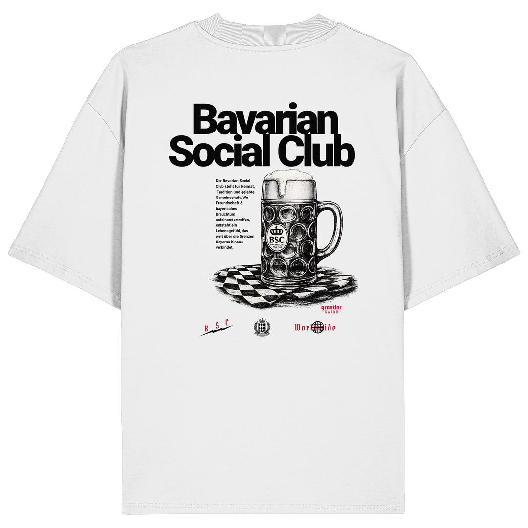 Weißes Oversize T-Shirt mit großem Bavarian Social Club Backprint, historischem Maßkrug-Motiv und modernem bayerischen Streetwear-Design.