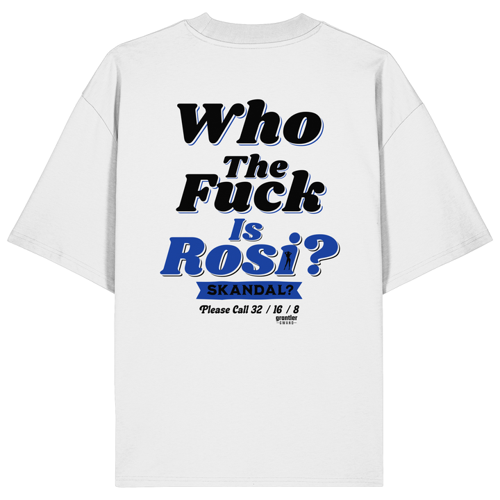 Weißes Oversize T-Shirt mit großem Backprint „Who The Fuck Is Rosi? Skandal?“ in Schwarz und Blau im Retro-Stil.