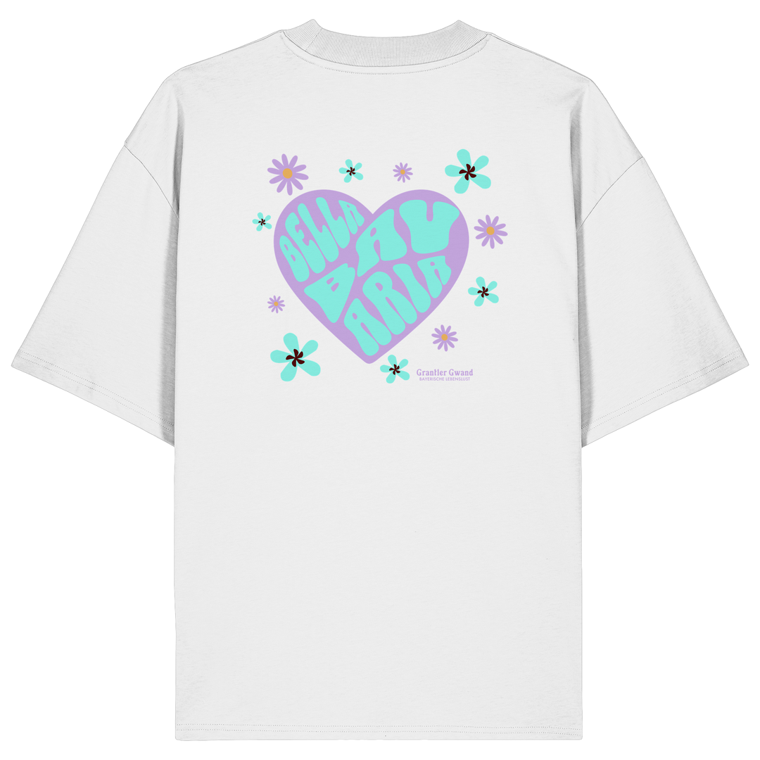 Weißes Oversize T-Shirt mit großem Herz-Backprint im Retro-Stil, floralen Elementen und dem Schriftzug „Bella Bavaria“ in Lila und Mint. Designed &amp; bedruckt in Bayern.