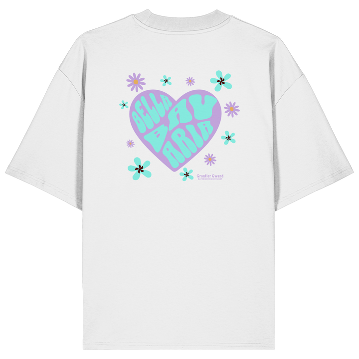 Weißes Oversize T-Shirt mit großem Herz-Backprint im Retro-Stil, floralen Elementen und dem Schriftzug „Bella Bavaria“ in Lila und Mint. Designed &amp; bedruckt in Bayern.