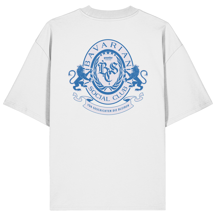 Weißes Oversize T-Shirt mit großem blauen Bavarian Social Club Wappen auf dem Rücken, Lorbeerkranz, Löwen und hochwertigem bayerischen Streetwear-Design.