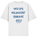 Weißes Oversize T-Shirt von Grantler Gwand mit blauem Backprint „Wui ins Volksfest – brauche Geld“ in markanter Brush-Schrift – bayerisches Streetwear Shirt aus Bio-Baumwolle.