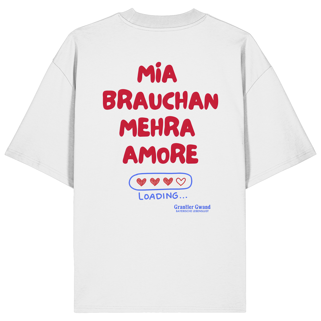 Weißes Oversize Shirt mit großem Backprint "Mia brauchan mehra Amore" und Herz-Ladebalken im bayerischen Streetwear-Design von Grantler Gwand.