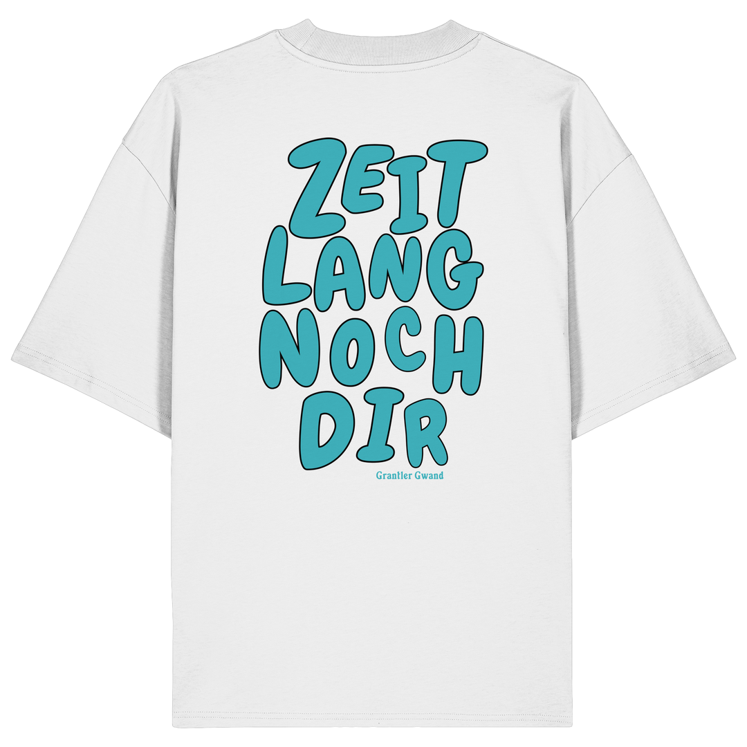 „Weißes Oversize T-Shirt mit großem, grünem Backprint 'Zeit lang noch dir' im markanten Typografie-Design von Grantler Gwand.“
