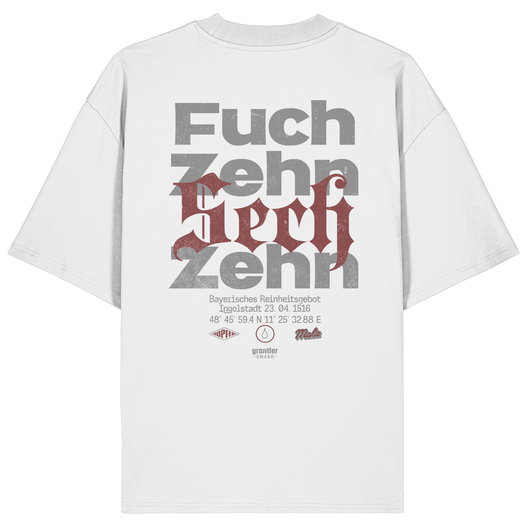 Weißes Oversize Shirt mit großem typografischen Backprint „Fuchzehn“ und roten Akzenten, inspiriert vom Bayerischen Reinheitsgebot von 1516.