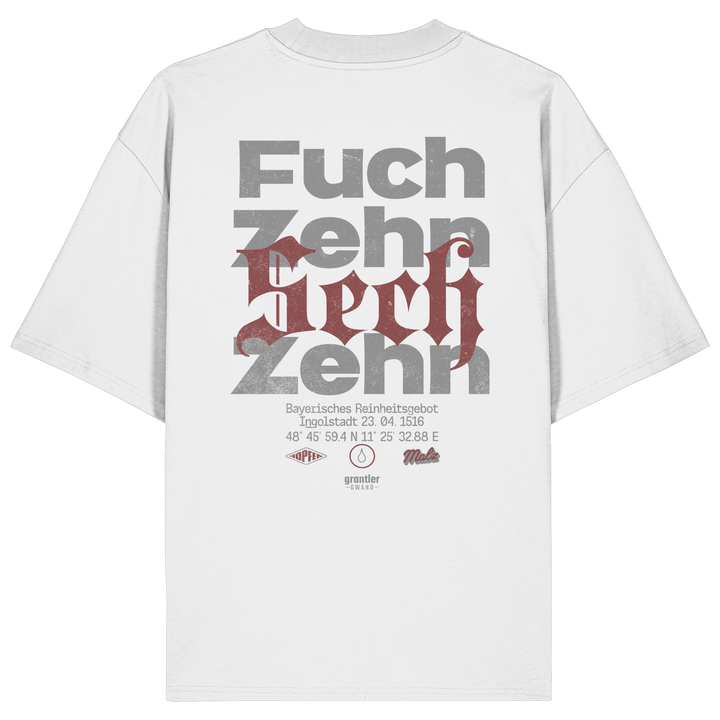 Weißes Oversize Shirt mit großem typografischen Backprint „Fuchzehn“ und roten Akzenten, inspiriert vom Bayerischen Reinheitsgebot von 1516.