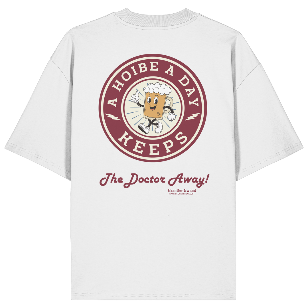 Weißes Oversize-T-Shirt mit großem Backprint „A Hoibe A Day – Keeps the Doctor Away“ im Retro-Bierdeckel-Design. Schweres Premium-Shirt aus 100 % Bio-Baumwolle für Biergarten, Volksfest und bayerische Streetwear. Designed und bedruckt in Bayern von Grantler Gwand.