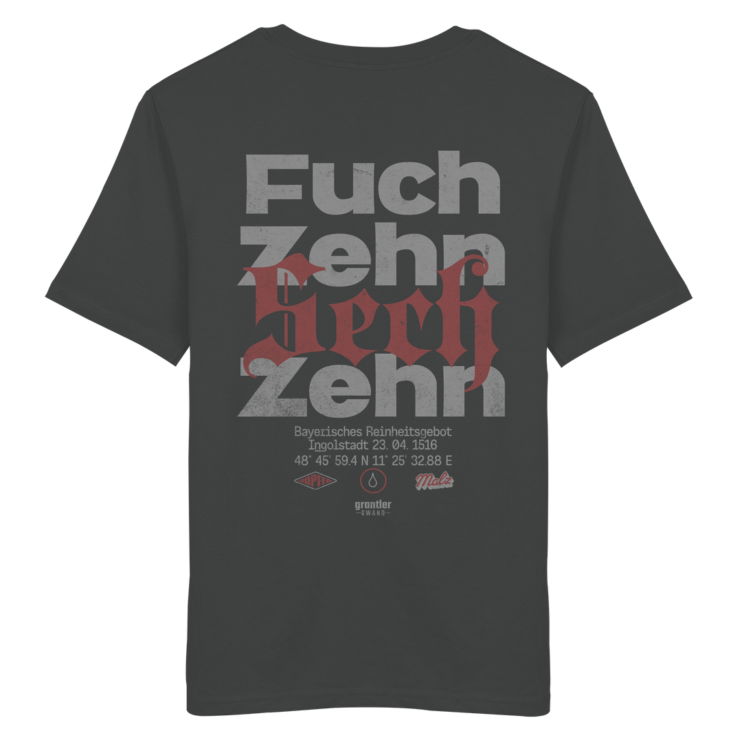 Dunkelgraues Shirt mit großem typografischen Backprint „Fuchzehn Sechzehn“ und roten Akzenten, inspiriert vom Bayerischen Reinheitsgebot von 1516.