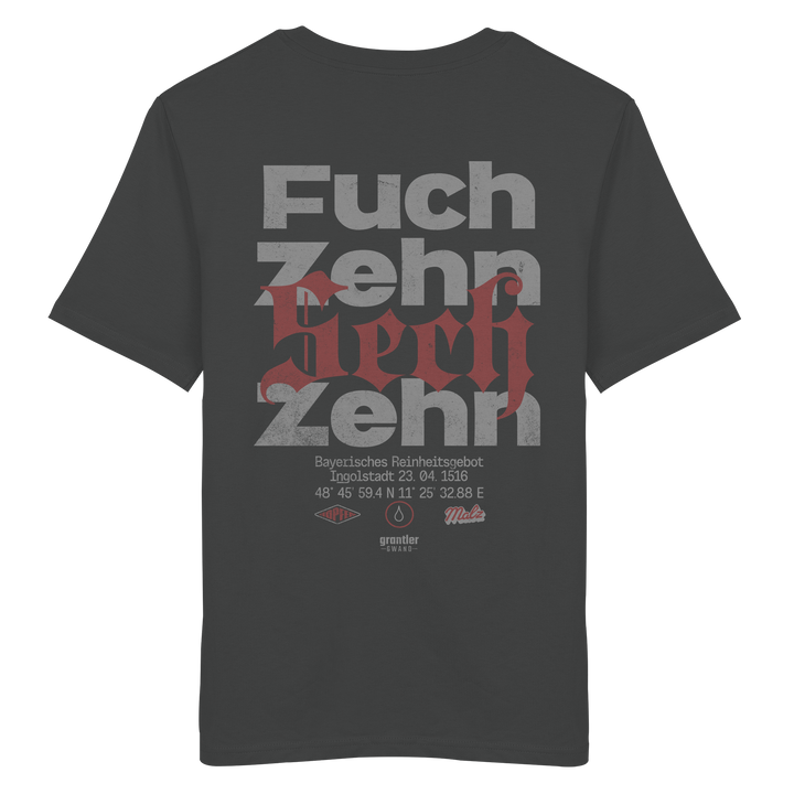 Dunkelgraues Shirt mit großem typografischen Backprint „Fuchzehn Sechzehn“ und roten Akzenten, inspiriert vom Bayerischen Reinheitsgebot von 1516.