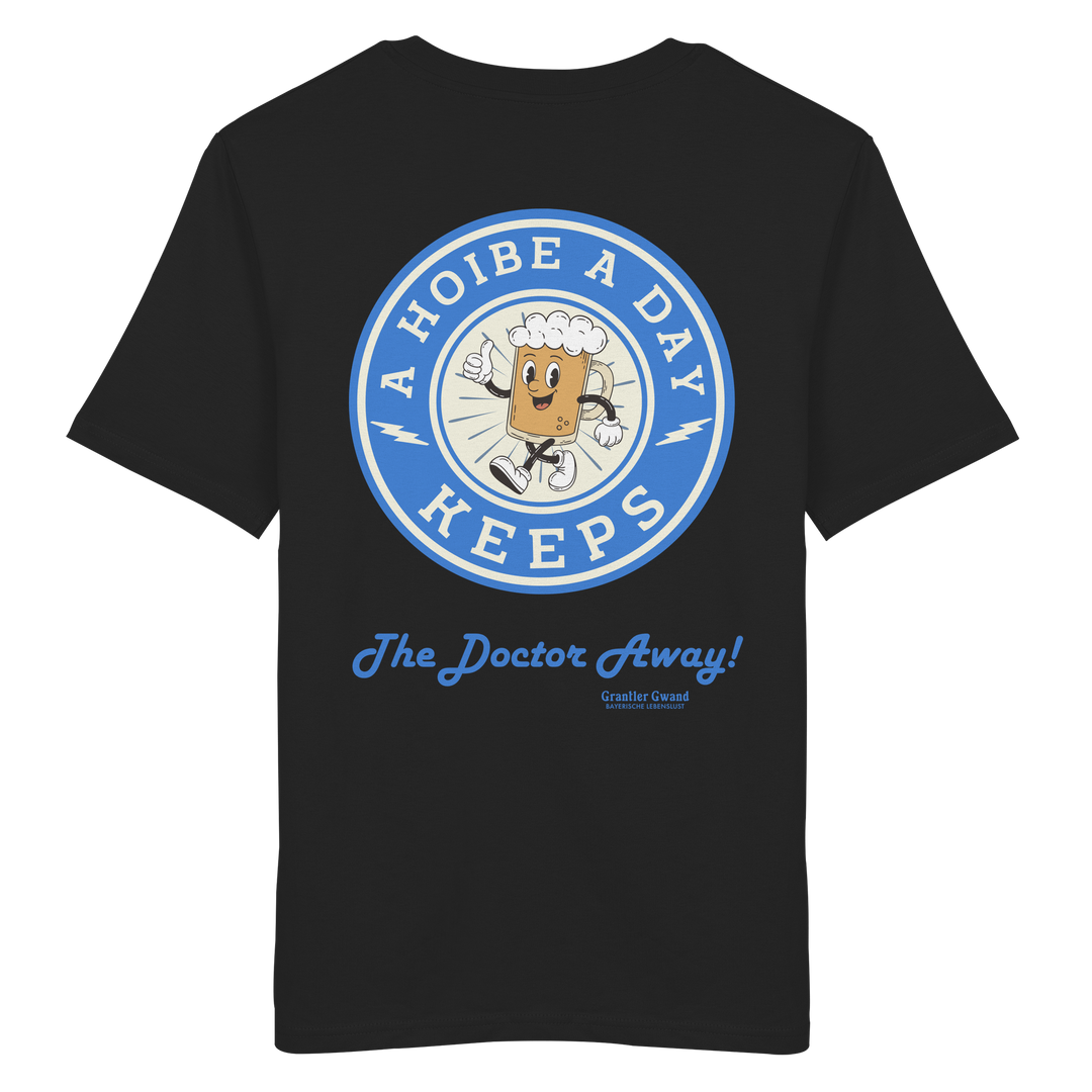 Schwarzes Unisex-T-Shirt mit großem Backprint „A Hoibe A Day – Keeps the Doctor Away“ im Retro-Bierdeckel-Design mit blauen Details. Bayerisches Streetwear-Shirt für Biergarten, Volksfest und gesellige Runden. Hochwertig, designed und bedruckt in Bayern von Grantler Gwand.
