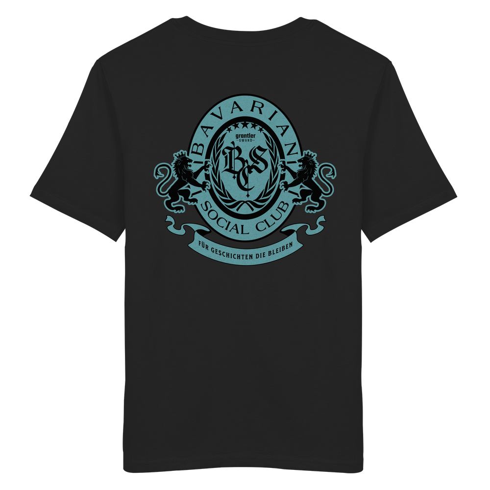 schwarzes T-Shirt mit großem mintfarben-schwarzem Bavarian Social Club Wappen auf dem Rücken, verziert mit zwei Löwen, Lorbeerkranz und dem Schriftzug „Für Geschichten die bleiben“.