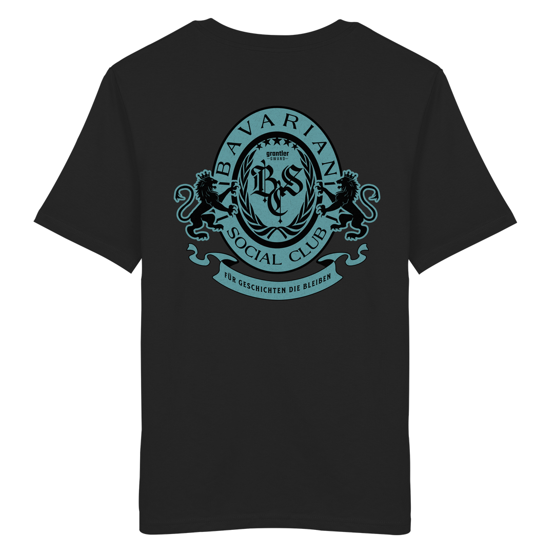 schwarzes T-Shirt mit großem mintfarben-schwarzem Bavarian Social Club Wappen auf dem Rücken, verziert mit zwei Löwen, Lorbeerkranz und dem Schriftzug „Für Geschichten die bleiben“.