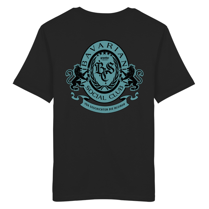 schwarzes T-Shirt mit großem mintfarben-schwarzem Bavarian Social Club Wappen auf dem Rücken, verziert mit zwei Löwen, Lorbeerkranz und dem Schriftzug „Für Geschichten die bleiben“.