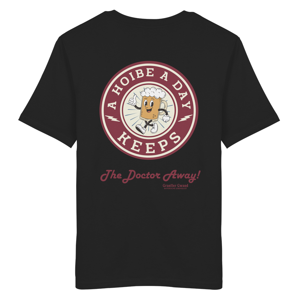 Schwarzes Unisex-T-Shirt mit großem Backprint „A Hoibe A Day – Keeps the Doctor Away“ im Retro-Bierdeckel-Design. Hochwertiges T-Shirt aus 100 % ringgesponnener Baumwolle für Biergarten, Volksfest und bayerische Streetwear. Designed und bedruckt in Bayern von Grantler Gwand.