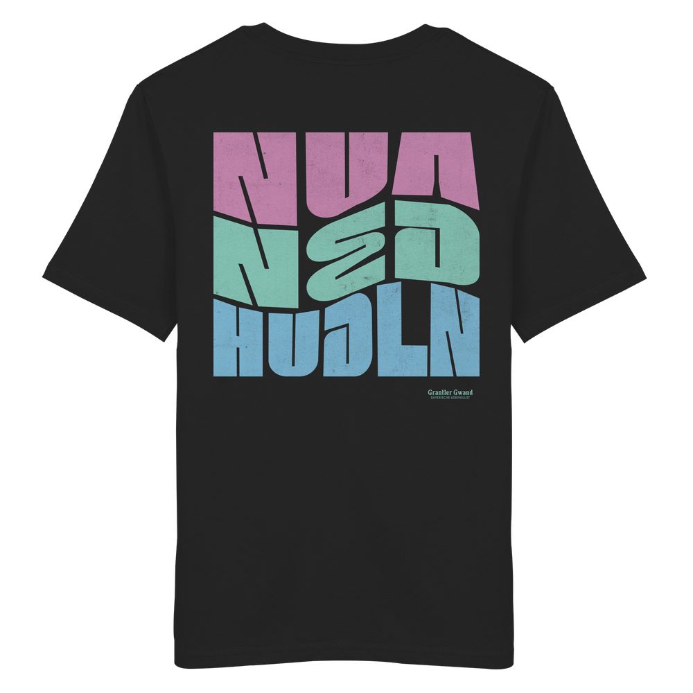 Schwarzess Shirt mit großem Backprint „Nua Ned Hudln“ im modernen Retro-Typografie-Design von Grantler Gwand.