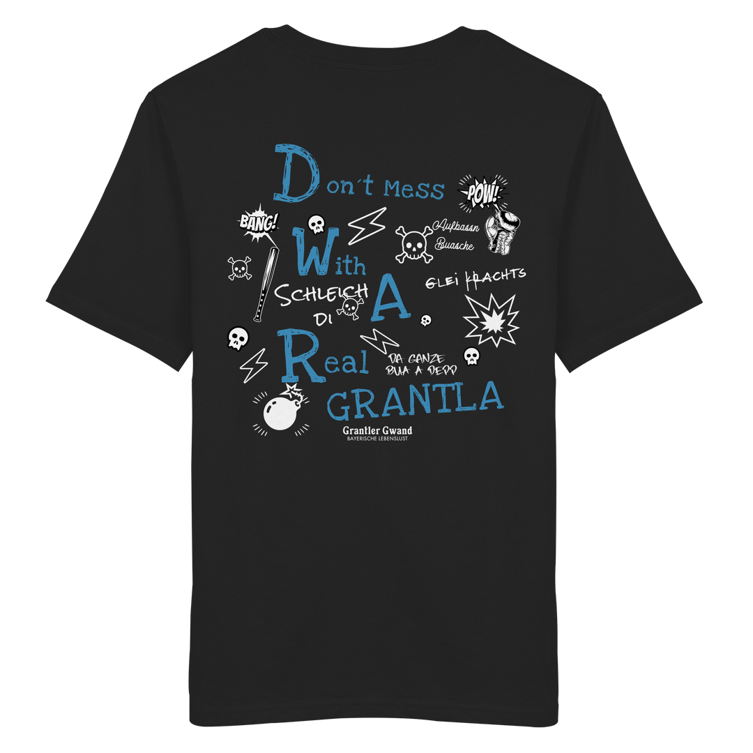 Schwarzes T-Shirt mit großem Backprint „Don't Mess With A Real Grantla“ sowie bayerischen Dialektbegriffen und Comic-Elementen von Grantler Gwand.