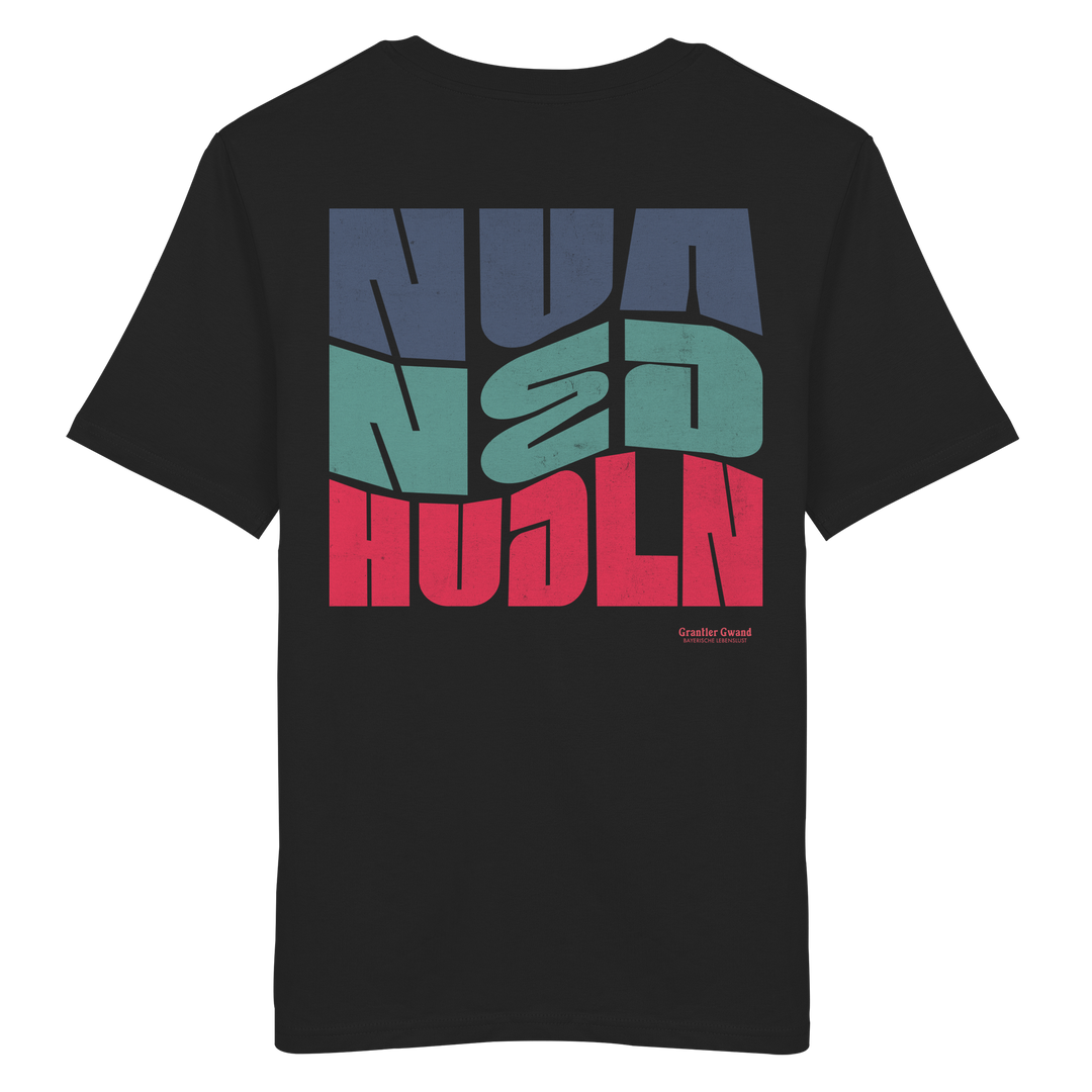 Schwarzes Shirt mit großem Backprint „Nua Ned Hudln“ im modernen Retro-Typografie-Design von Grantler Gwand.
