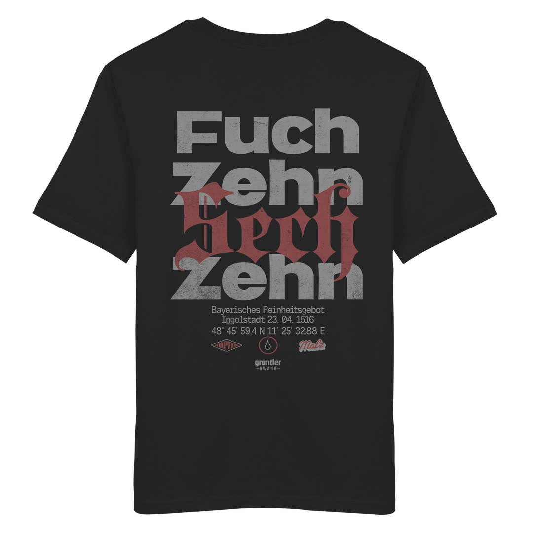 Schwarzes Shirt mit großem typografischen Backprint „Fuchzehn Sechzehn“ und roten Akzenten, inspiriert vom Bayerischen Reinheitsgebot von 1516.
