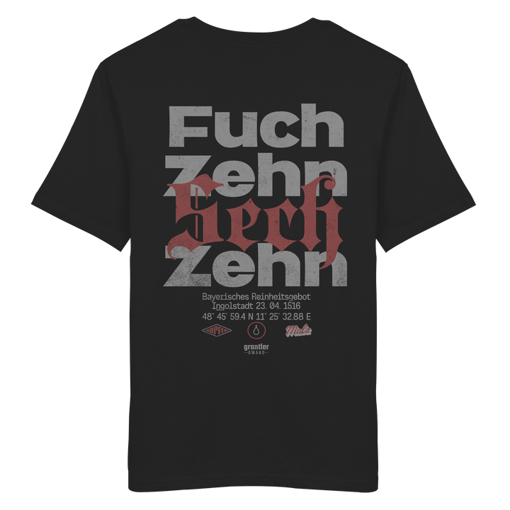 Schwarzes Shirt mit großem typografischen Backprint „Fuchzehn Sechzehn“ und roten Akzenten, inspiriert vom Bayerischen Reinheitsgebot von 1516.