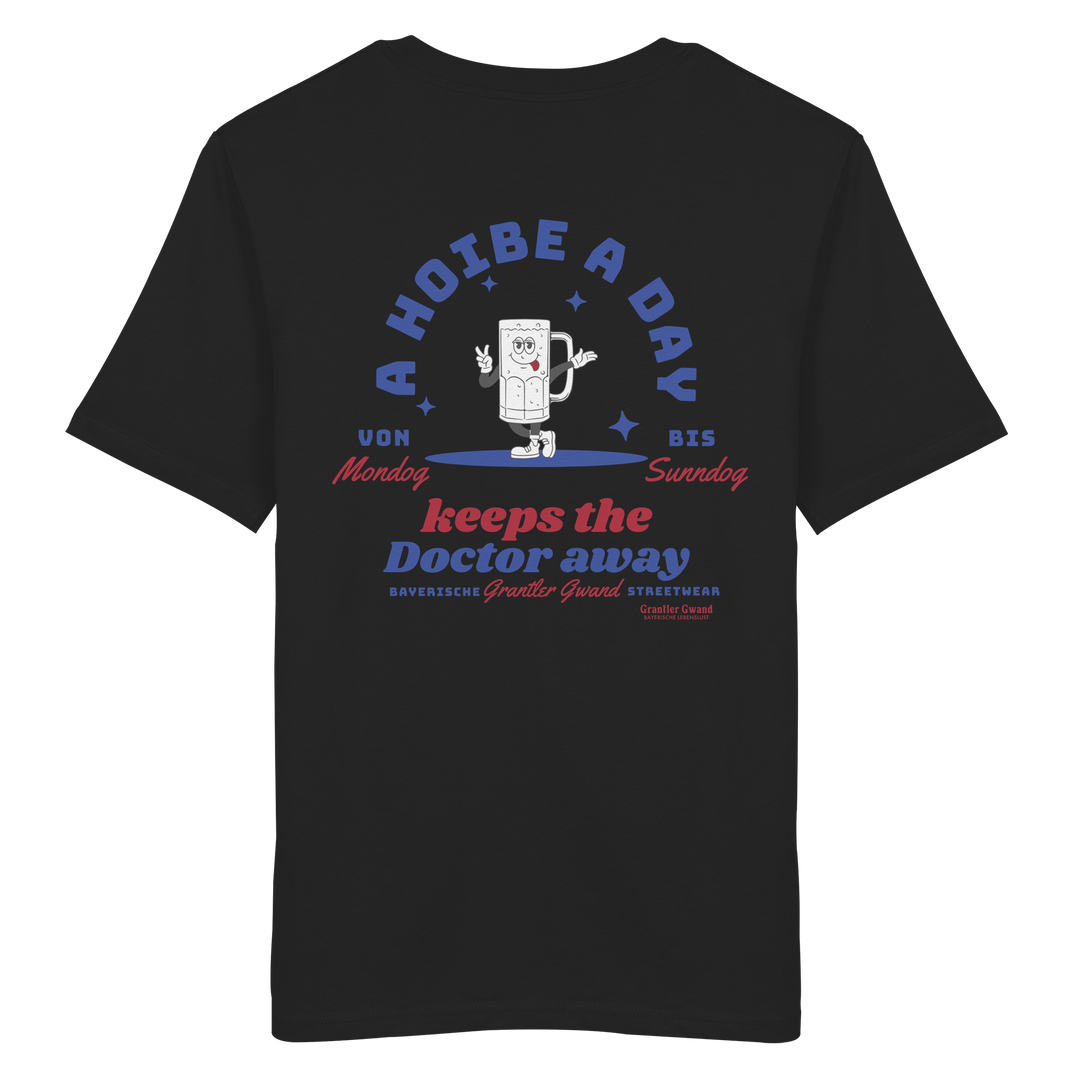 Schwarzes Shirt mit Bierkrug-Illustration und Schriftzug "A Hoibe a Day keeps the Doctor away" im modernen bayerischen Streetwear-Design von Grantler Gwand.