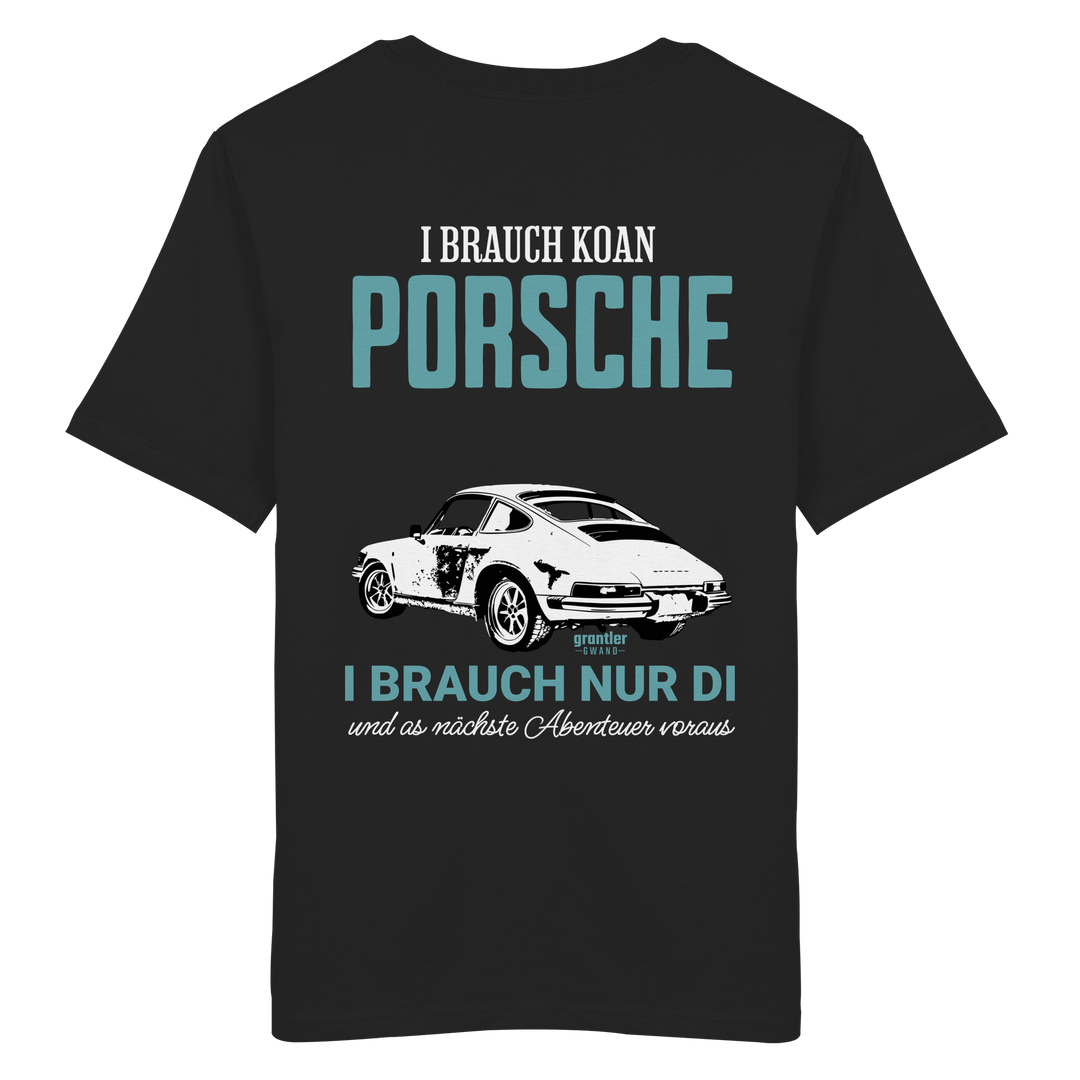 Schwarzes Shirt mit großem Backprint eines klassischen Sportwagens und dem bayerischen Spruch „I brauch koan Porsche, i brauch nur di“ in türkis-weißer Typografie.