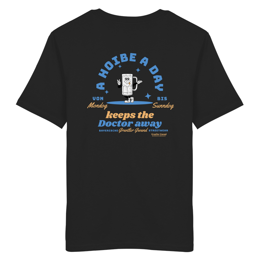 SchwarzesUnisex T-Shirt von Grantler Gwand mit Backprint „A Hoibe a Day keeps the Doctor away“, Bierkrug-Maskottchen im Retro-Design und hellblauen Details – bayerisches Streetwear T-Shirt aus Baumwolle.