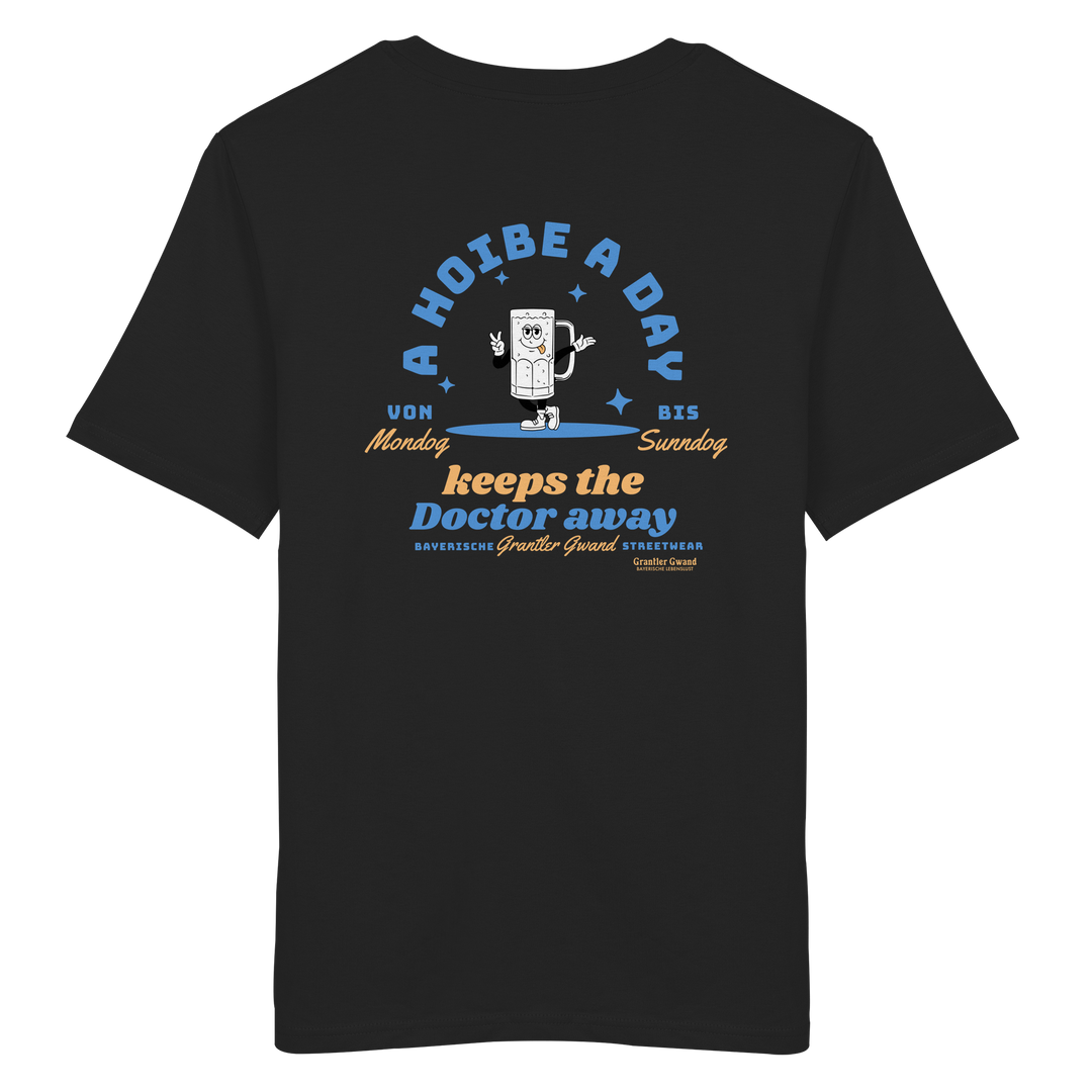 SchwarzesUnisex T-Shirt von Grantler Gwand mit Backprint „A Hoibe a Day keeps the Doctor away“, Bierkrug-Maskottchen im Retro-Design und hellblauen Details – bayerisches Streetwear T-Shirt aus Baumwolle.