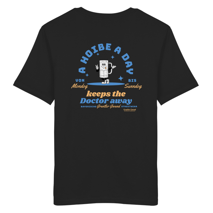SchwarzesUnisex T-Shirt von Grantler Gwand mit Backprint „A Hoibe a Day keeps the Doctor away“, Bierkrug-Maskottchen im Retro-Design und hellblauen Details – bayerisches Streetwear T-Shirt aus Baumwolle.