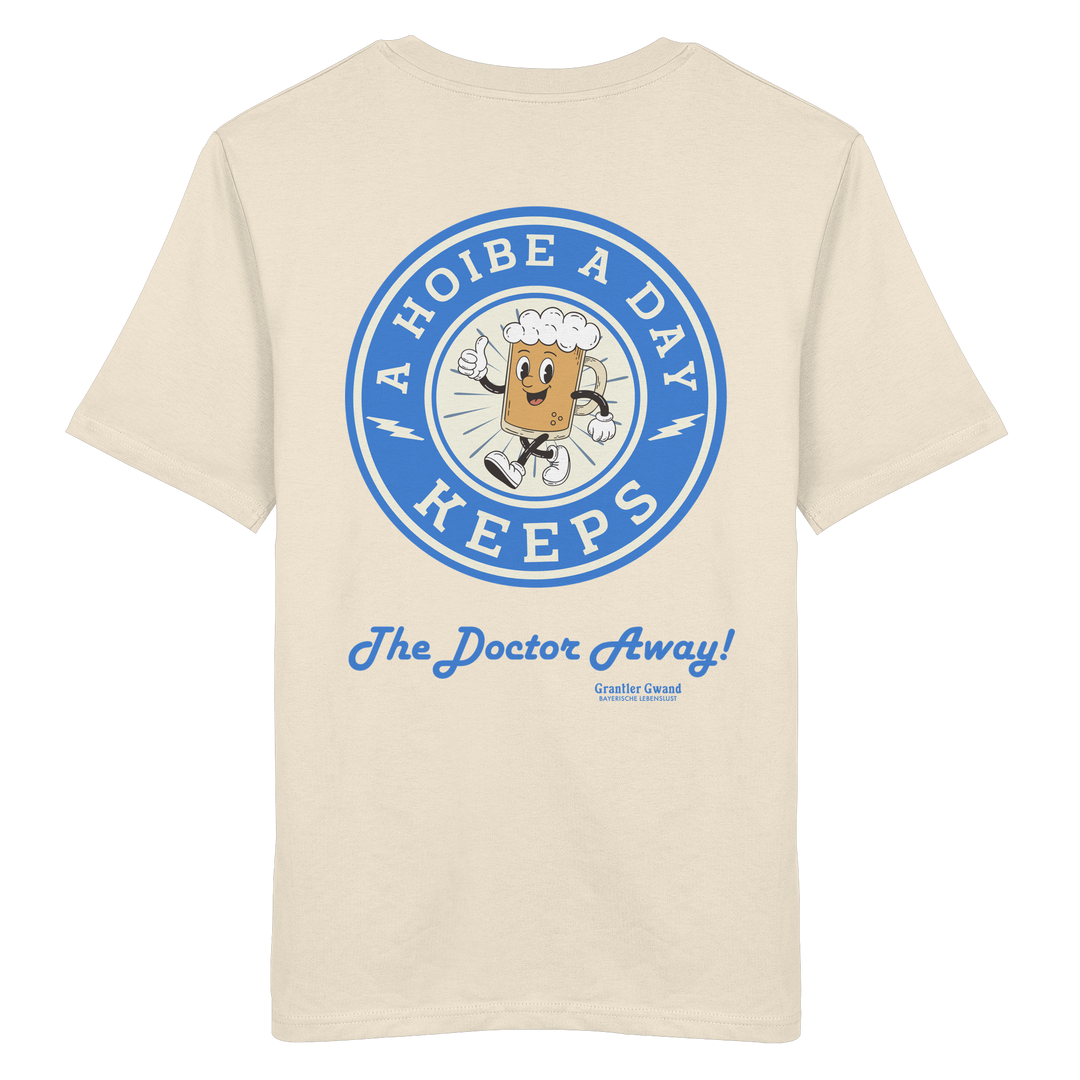 Beiges Unisex-T-Shirt mit großem Backprint „A Hoibe A Day – Keeps the Doctor Away“ im Retro-Bierdeckel-Design mit blauen Details. Bayerisches Streetwear-Shirt für Biergarten, Volksfest und gesellige Runden. Hochwertig, designed und bedruckt in Bayern von Grantler Gwand.