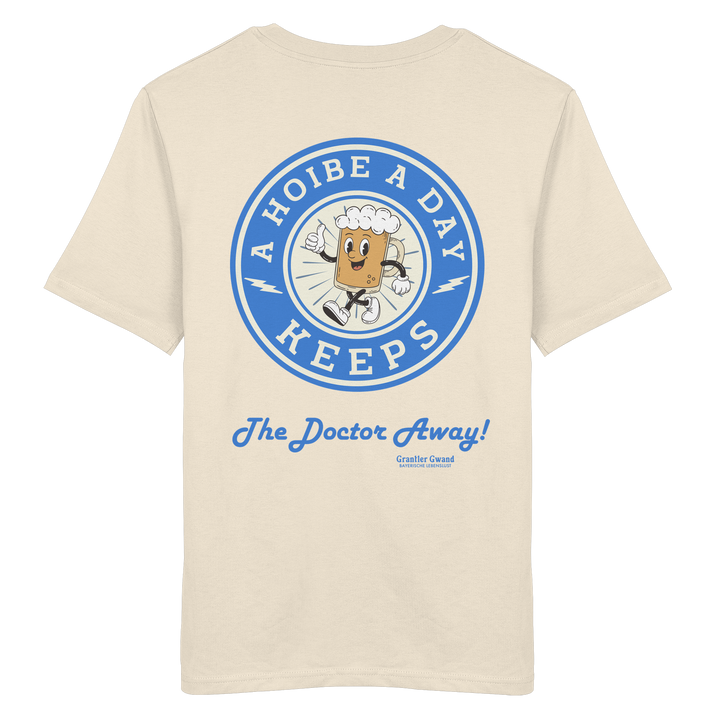 Beiges Unisex-T-Shirt mit großem Backprint „A Hoibe A Day – Keeps the Doctor Away“ im Retro-Bierdeckel-Design mit blauen Details. Bayerisches Streetwear-Shirt für Biergarten, Volksfest und gesellige Runden. Hochwertig, designed und bedruckt in Bayern von Grantler Gwand.