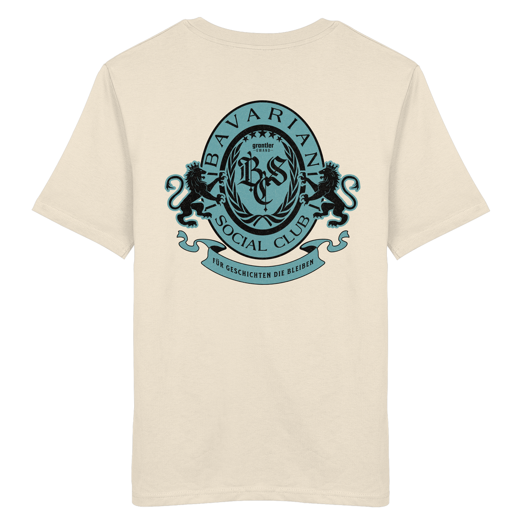 naturfarbenes T-Shirt mit großem mintfarben-schwarzem Bavarian Social Club Wappen auf dem Rücken, verziert mit zwei Löwen, Lorbeerkranz und dem Schriftzug „Für Geschichten die bleiben“.