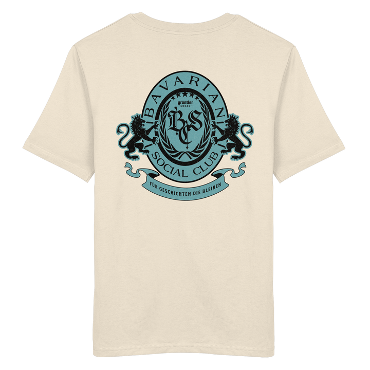 naturfarbenes T-Shirt mit großem mintfarben-schwarzem Bavarian Social Club Wappen auf dem Rücken, verziert mit zwei Löwen, Lorbeerkranz und dem Schriftzug „Für Geschichten die bleiben“.