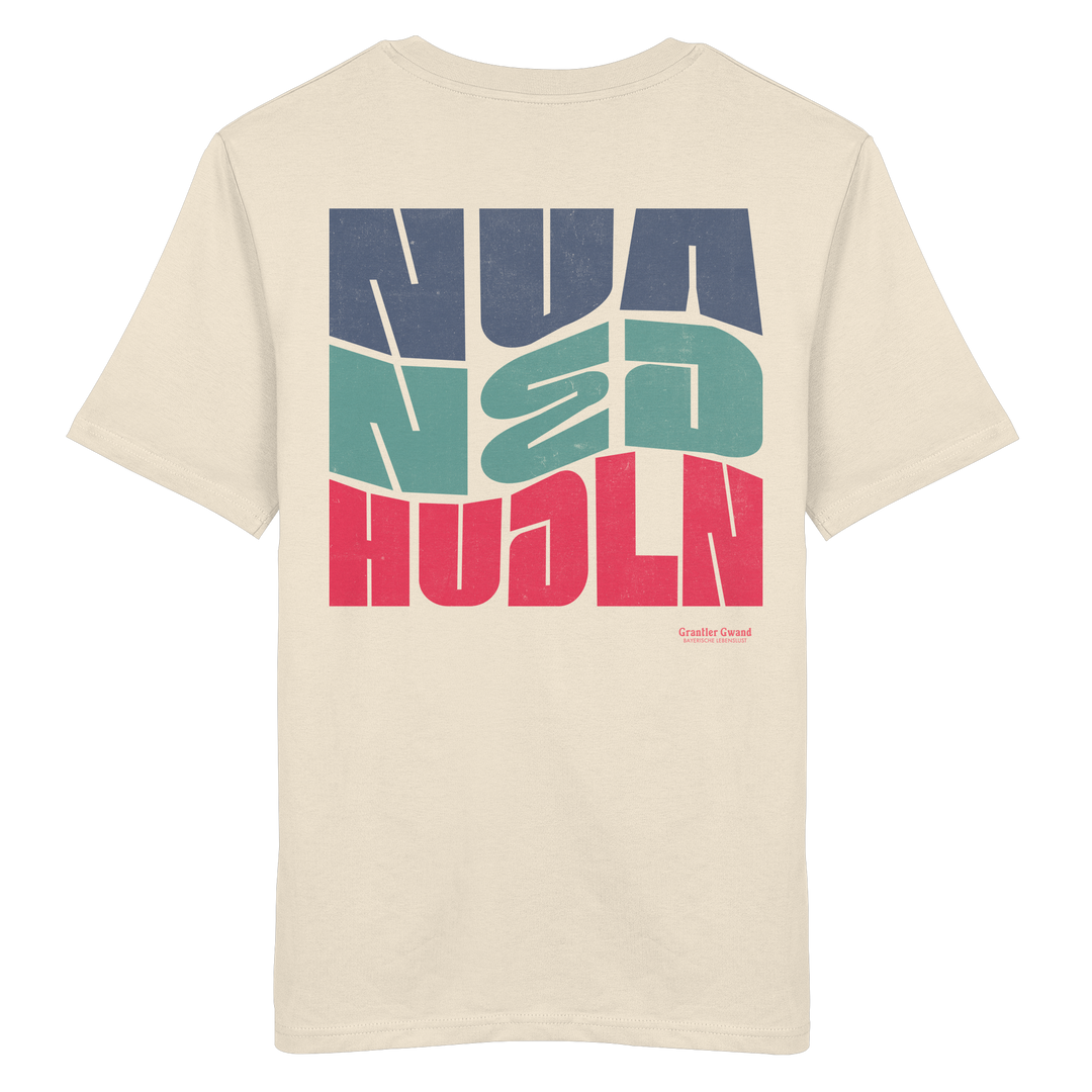 Naturfarbenes Shirt mit großem Backprint „Nua Ned Hudln“ im modernen Retro-Typografie-Design von Grantler Gwand.