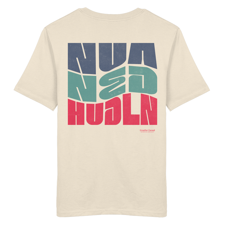 Naturfarbenes Shirt mit großem Backprint „Nua Ned Hudln“ im modernen Retro-Typografie-Design von Grantler Gwand.