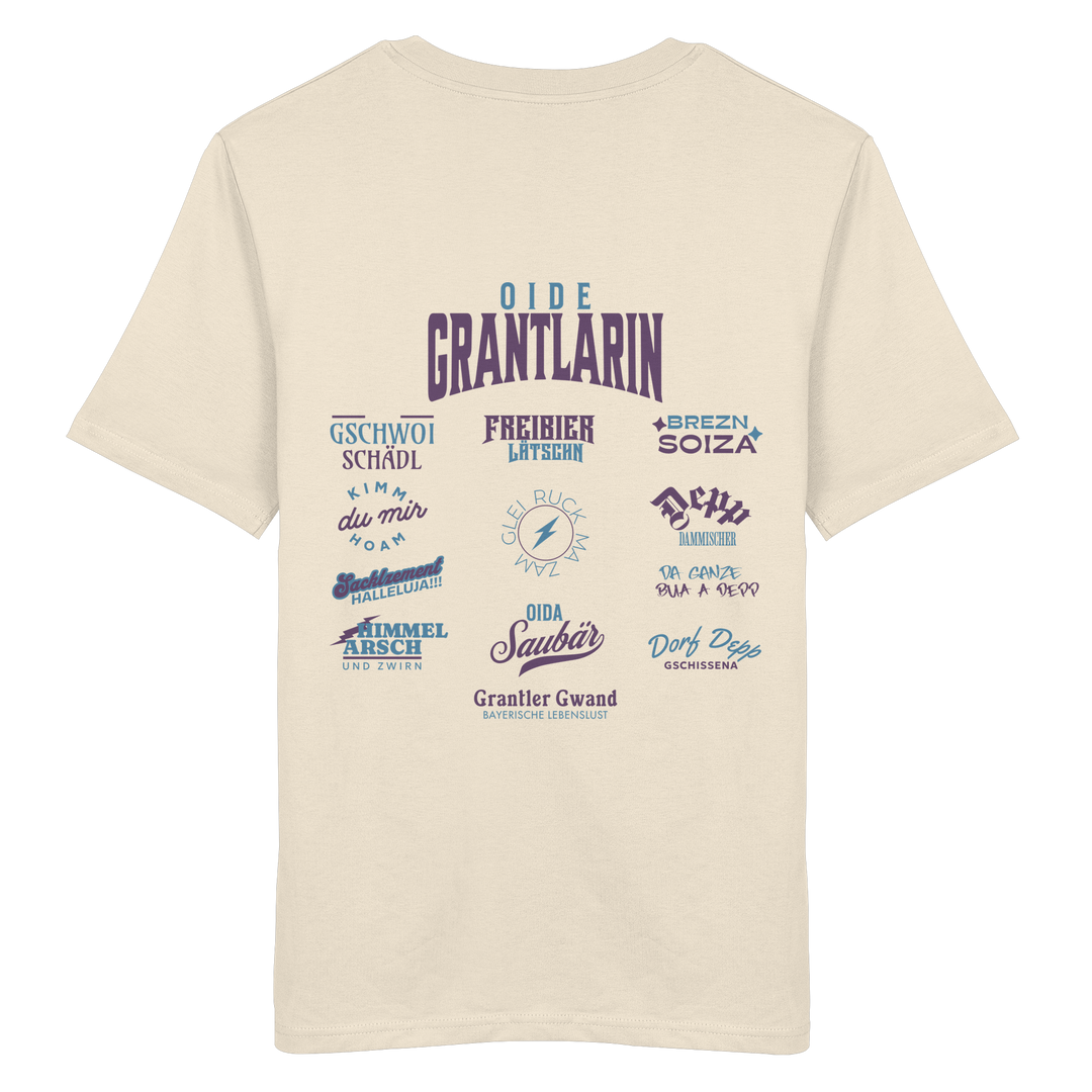 Naturfarbenes Shirt mit großem Backprint „Oide Grantlarin“ und verschiedenen bayerischen Dialektbegriffen wie Gschwoi Schädl, Freibier Låtschn, Brezn Soiza, Oida Saubär und Dorf Depp von Grantler Gwand.