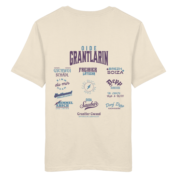 Naturfarbenes Shirt mit großem Backprint „Oide Grantlarin“ und verschiedenen bayerischen Dialektbegriffen wie Gschwoi Schädl, Freibier Låtschn, Brezn Soiza, Oida Saubär und Dorf Depp von Grantler Gwand.