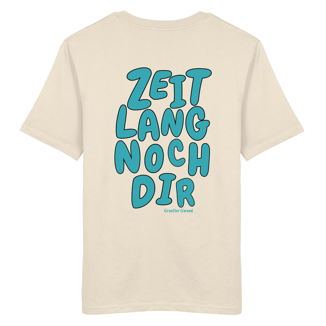 „Beiges Unisex T-Shirt mit großem, grünem Backprint 'Zeit lang noch dir' im markanten Typografie-Design von Grantler Gwand.“