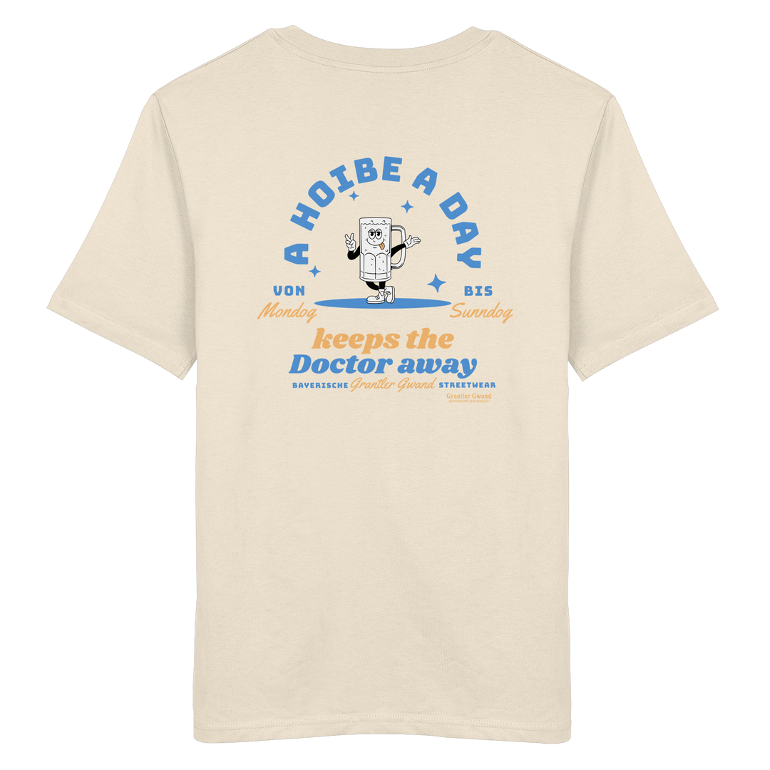 Cremefarbenes Unisex T-Shirt von Grantler Gwand mit Backprint „A Hoibe a Day keeps the Doctor away“, Bierkrug-Maskottchen im Retro-Design und hellblauen Details – bayerisches Streetwear T-Shirt aus Baumwolle.