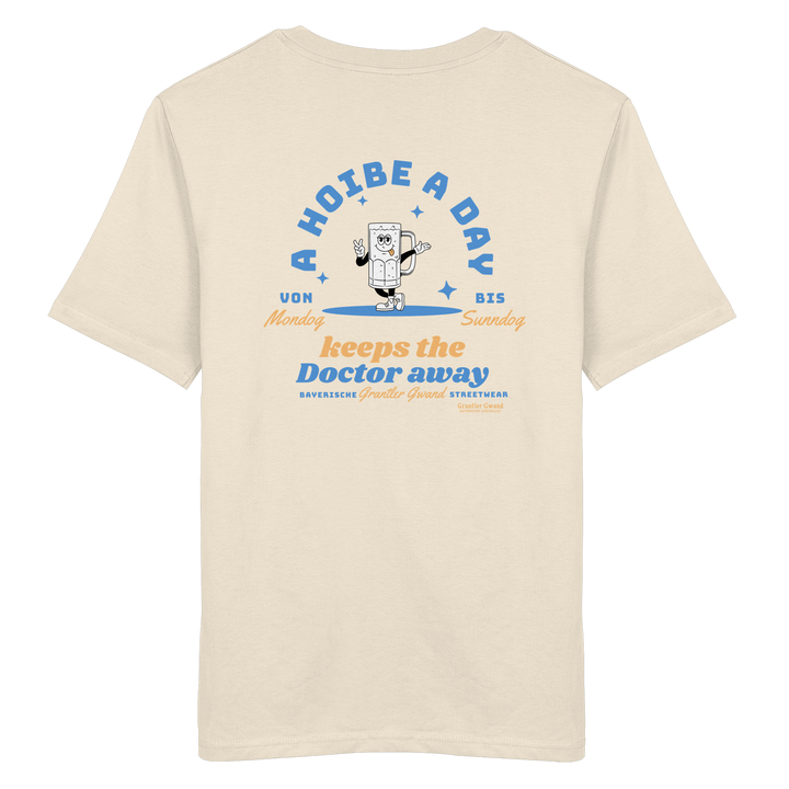 Cremefarbenes Unisex T-Shirt von Grantler Gwand mit Backprint „A Hoibe a Day keeps the Doctor away“, Bierkrug-Maskottchen im Retro-Design und hellblauen Details – bayerisches Streetwear T-Shirt aus Baumwolle.