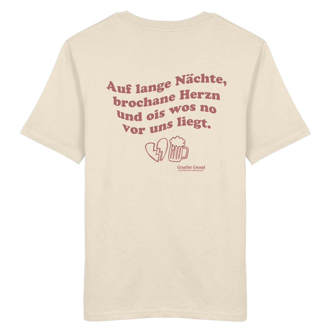 Beiges Unisex Shirt mit rotem Rückendruck „auf lange Nächte“ im Vintage-Look von Grantler Gwand aus hochwertiger Bio-Baumwolle.