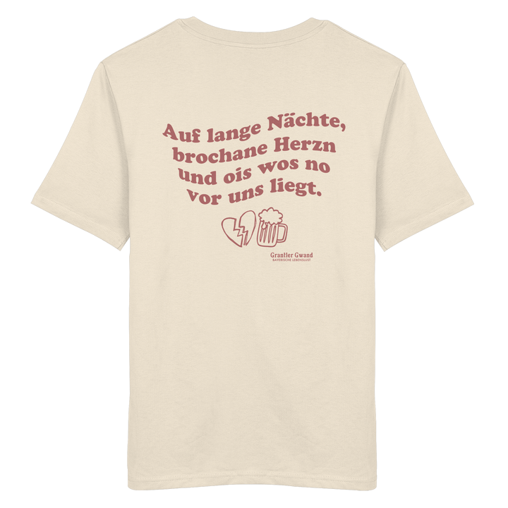 Beiges Unisex Shirt mit rotem Rückendruck „auf lange Nächte“ im Vintage-Look von Grantler Gwand aus hochwertiger Bio-Baumwolle.