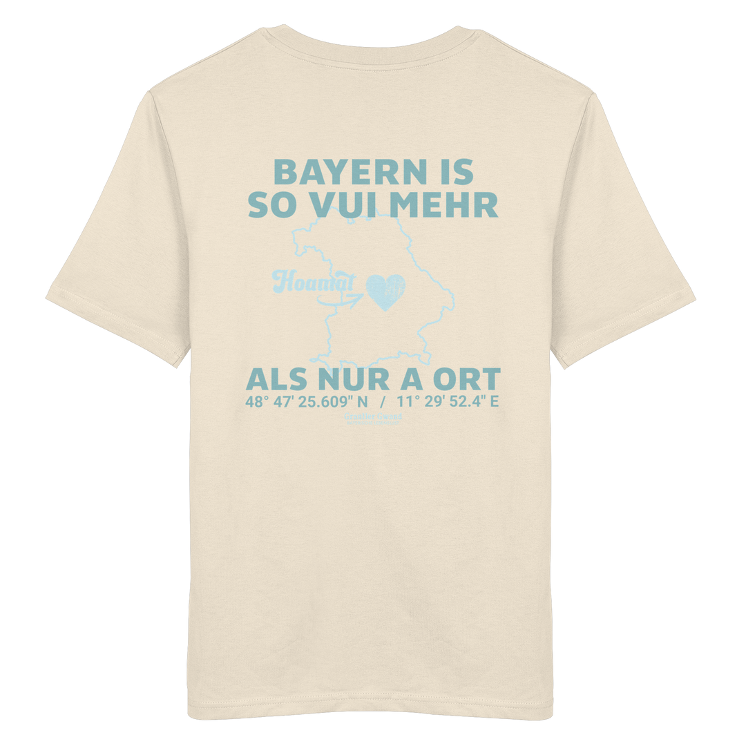 Cremefarbenes Unisex T-Shirt von Grantler Gwand mit grünem Backprint „Bayern is so vui mehr als nur a Ort“ und Bayern-Silhouette – bayerisches Streetwear T-Shirt aus Baumwolle.